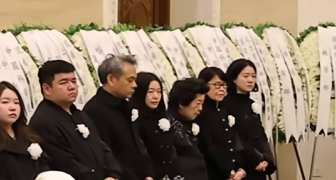 杨振宁追悼会很隆重<strong></p>
<p>eth行情</strong>，大儿子未现身，翁帆站家属首位，样子很憔悴