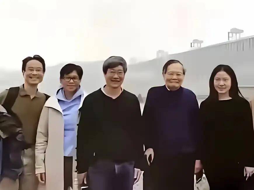 杨振宁追悼会很隆重<strong></p>
<p>eth行情</strong>，大儿子未现身，翁帆站家属首位，样子很憔悴