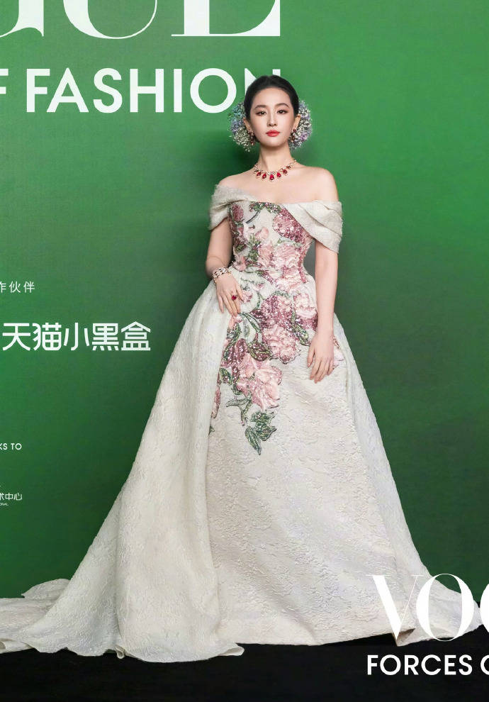 刘亦菲头顶满天星、周冬雨大胆透视装、杨幂顶级高定...VOGUE红毯谁赢了<strong></p>
<p>eth行情</strong>？