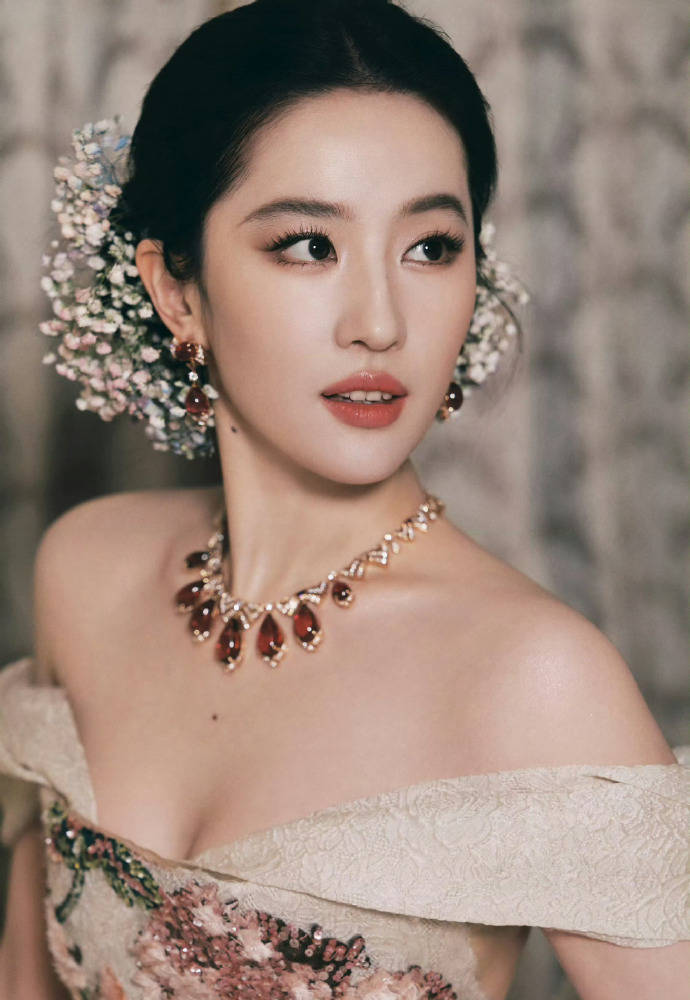 刘亦菲头顶满天星、周冬雨大胆透视装、杨幂顶级高定...VOGUE红毯谁赢了<strong></p>
<p>eth行情</strong>？