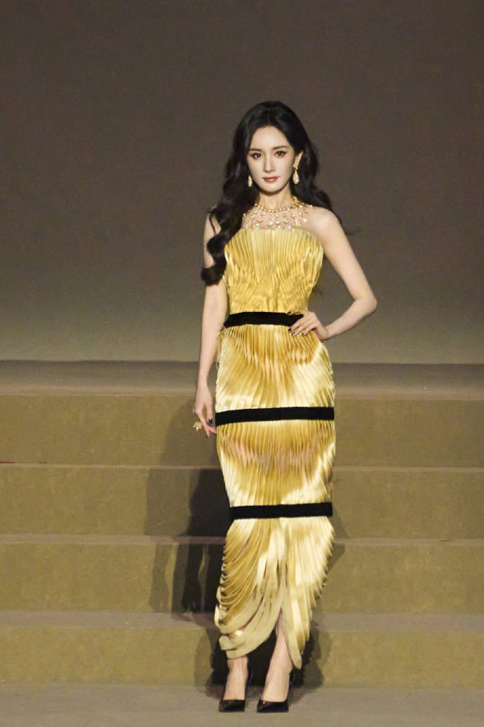 刘亦菲头顶满天星、周冬雨大胆透视装、杨幂顶级高定...VOGUE红毯谁赢了<strong></p>
<p>eth行情</strong>？