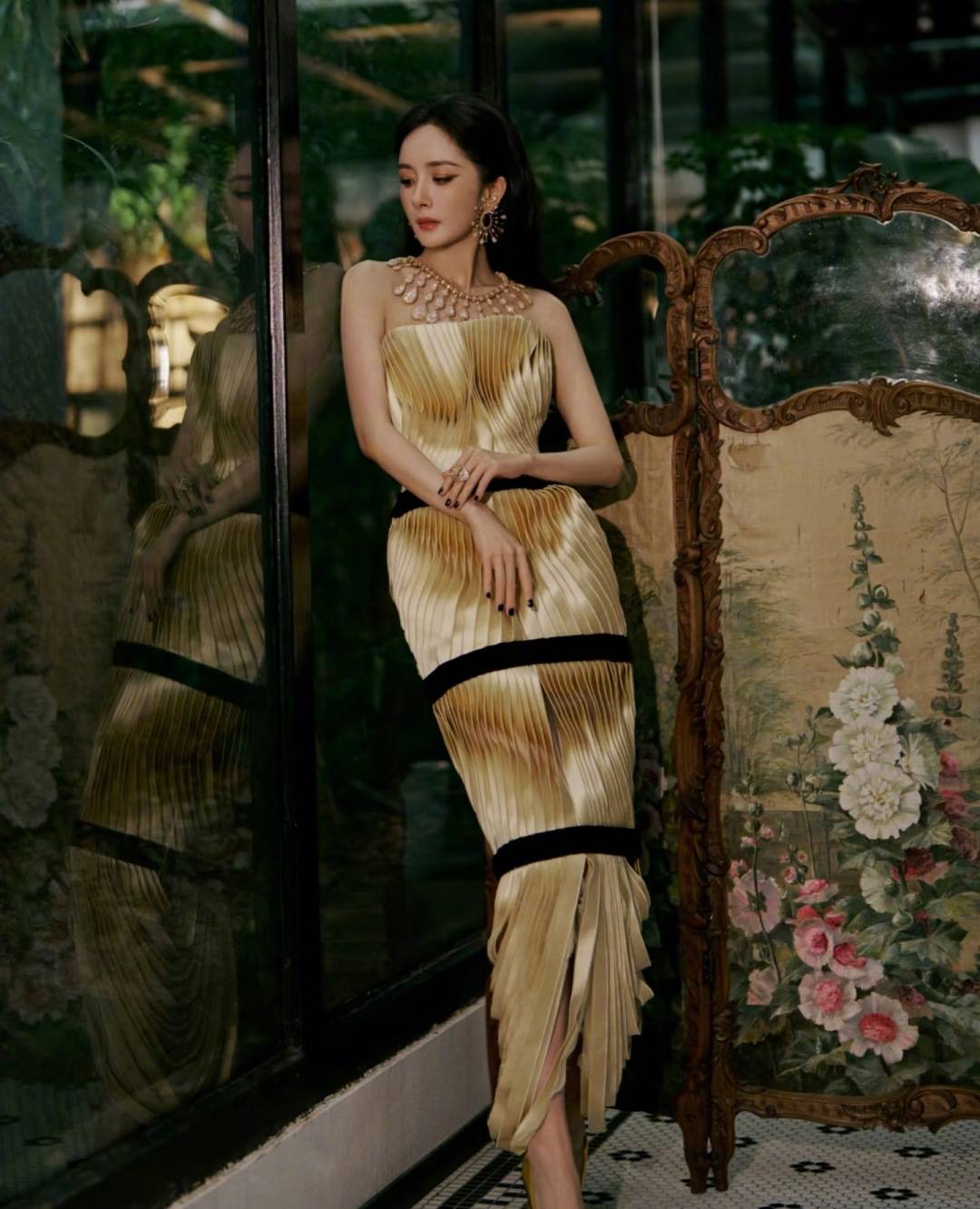 刘亦菲头顶满天星、周冬雨大胆透视装、杨幂顶级高定...VOGUE红毯谁赢了<strong></p>
<p>eth行情</strong>？