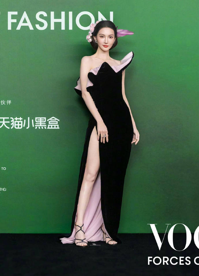 刘亦菲头顶满天星、周冬雨大胆透视装、杨幂顶级高定...VOGUE红毯谁赢了<strong></p>
<p>eth行情</strong>？