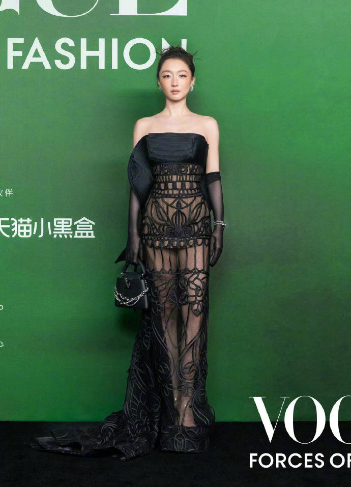 刘亦菲头顶满天星、周冬雨大胆透视装、杨幂顶级高定...VOGUE红毯谁赢了<strong></p>
<p>eth行情</strong>？