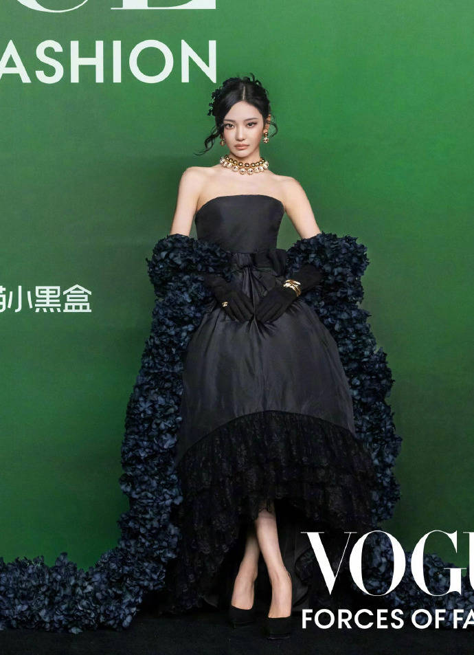 刘亦菲头顶满天星、周冬雨大胆透视装、杨幂顶级高定...VOGUE红毯谁赢了<strong></p>
<p>eth行情</strong>？