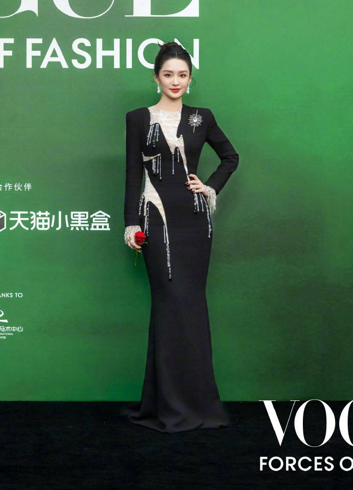 刘亦菲头顶满天星、周冬雨大胆透视装、杨幂顶级高定...VOGUE红毯谁赢了<strong></p>
<p>eth行情</strong>？