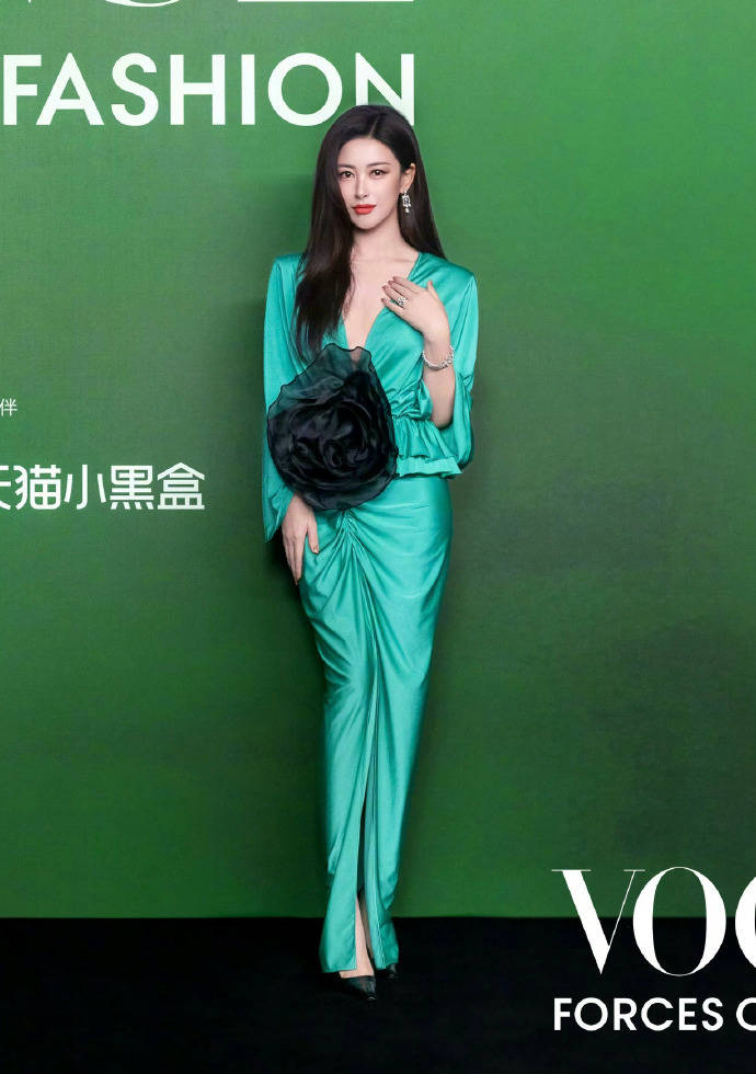 刘亦菲头顶满天星、周冬雨大胆透视装、杨幂顶级高定...VOGUE红毯谁赢了<strong></p>
<p>eth行情</strong>？