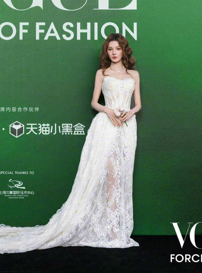 刘亦菲头顶满天星、周冬雨大胆透视装、杨幂顶级高定...VOGUE红毯谁赢了<strong></p>
<p>eth行情</strong>？