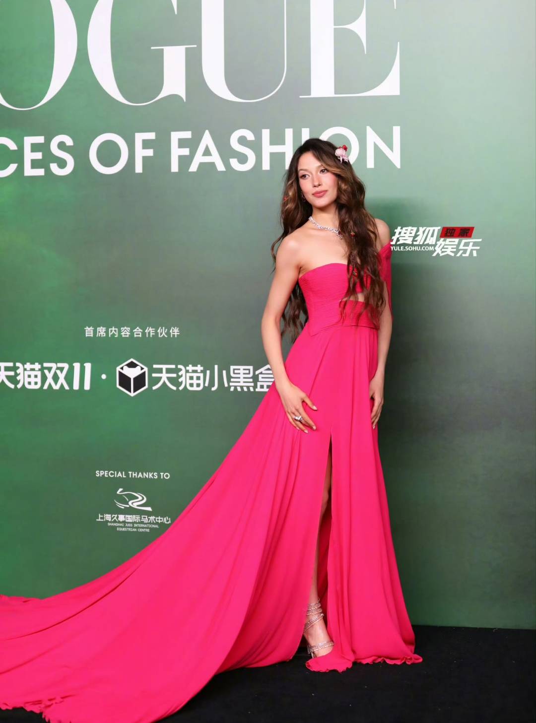 刘亦菲头顶满天星、周冬雨大胆透视装、杨幂顶级高定...VOGUE红毯谁赢了<strong></p>
<p>eth行情</strong>？