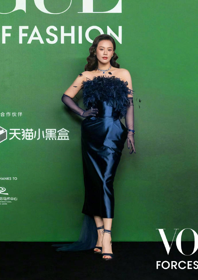 刘亦菲头顶满天星、周冬雨大胆透视装、杨幂顶级高定...VOGUE红毯谁赢了<strong></p>
<p>eth行情</strong>？