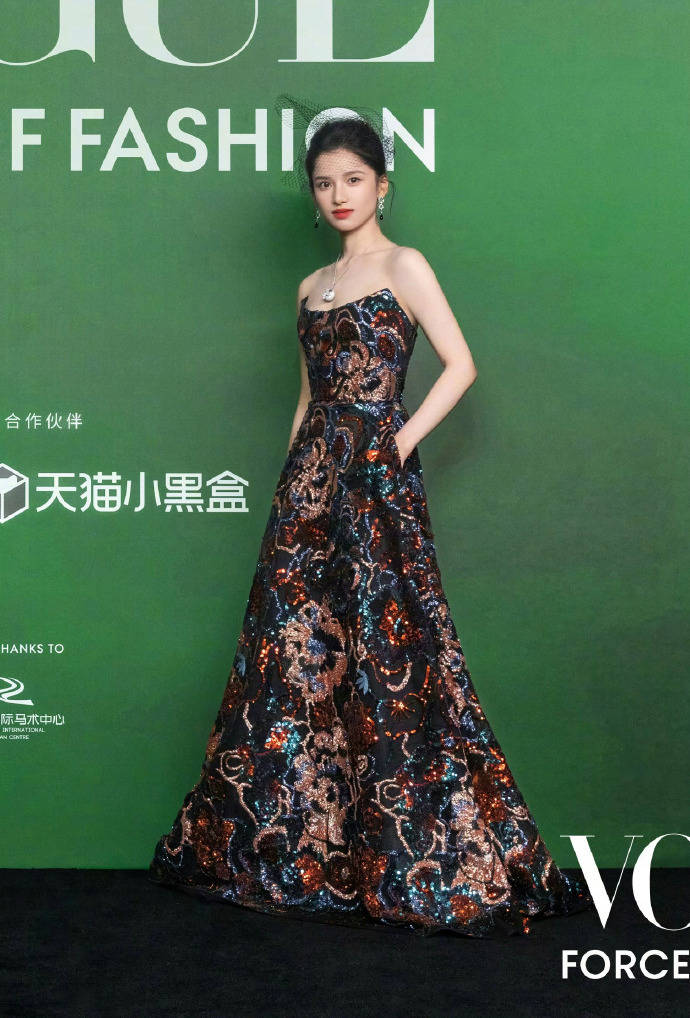 刘亦菲头顶满天星、周冬雨大胆透视装、杨幂顶级高定...VOGUE红毯谁赢了<strong></p>
<p>eth行情</strong>？