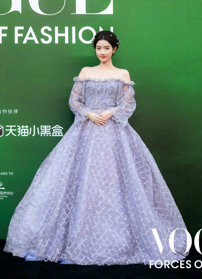 刘亦菲头顶满天星、周冬雨大胆透视装、杨幂顶级高定...VOGUE红毯谁赢了<strong></p>
<p>eth行情</strong>？