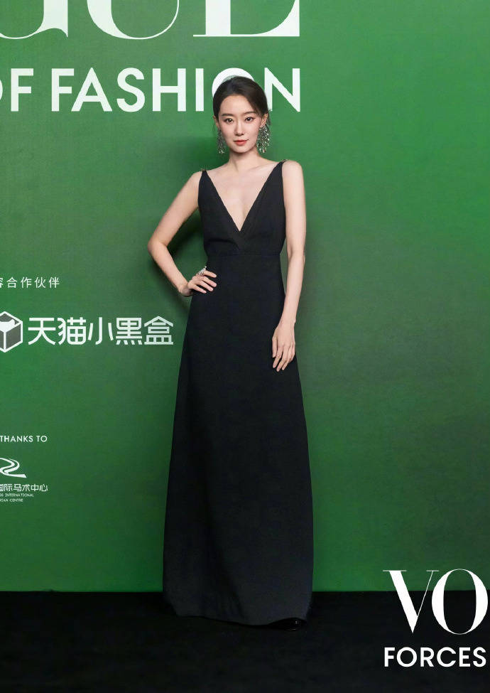 刘亦菲头顶满天星、周冬雨大胆透视装、杨幂顶级高定...VOGUE红毯谁赢了<strong></p>
<p>eth行情</strong>？