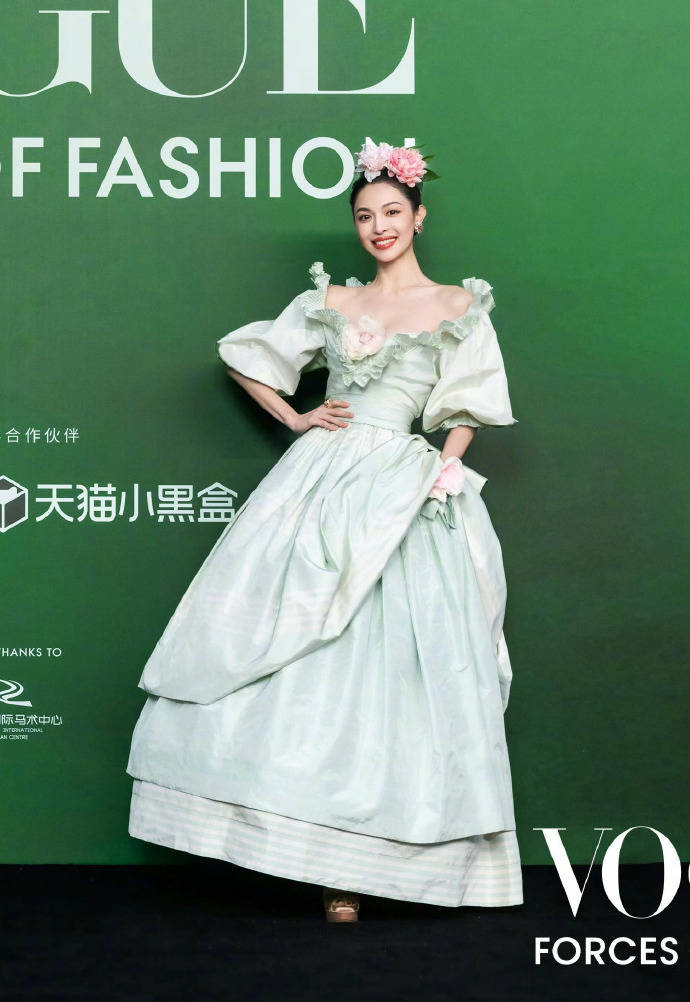 刘亦菲头顶满天星、周冬雨大胆透视装、杨幂顶级高定...VOGUE红毯谁赢了<strong></p>
<p>eth行情</strong>？