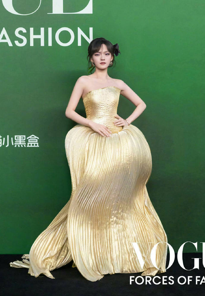 刘亦菲头顶满天星、周冬雨大胆透视装、杨幂顶级高定...VOGUE红毯谁赢了<strong></p>
<p>eth行情</strong>？