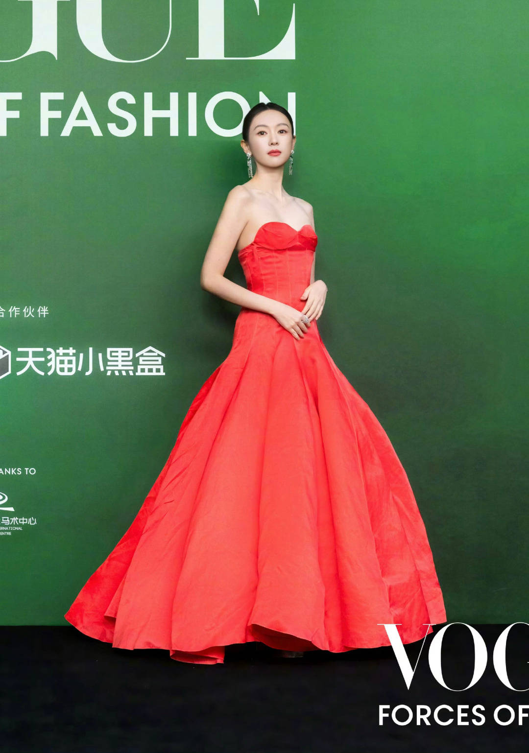 刘亦菲头顶满天星、周冬雨大胆透视装、杨幂顶级高定...VOGUE红毯谁赢了<strong></p>
<p>eth行情</strong>？