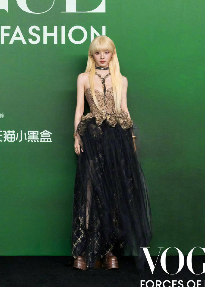 刘亦菲头顶满天星、周冬雨大胆透视装、杨幂顶级高定...VOGUE红毯谁赢了<strong></p>
<p>eth行情</strong>？