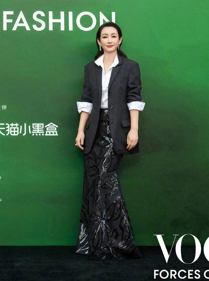 刘亦菲头顶满天星、周冬雨大胆透视装、杨幂顶级高定...VOGUE红毯谁赢了<strong></p>
<p>eth行情</strong>？