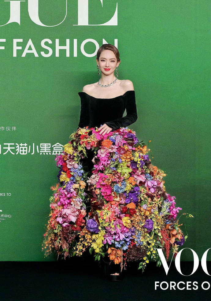 刘亦菲头顶满天星、周冬雨大胆透视装、杨幂顶级高定...VOGUE红毯谁赢了<strong></p>
<p>eth行情</strong>？