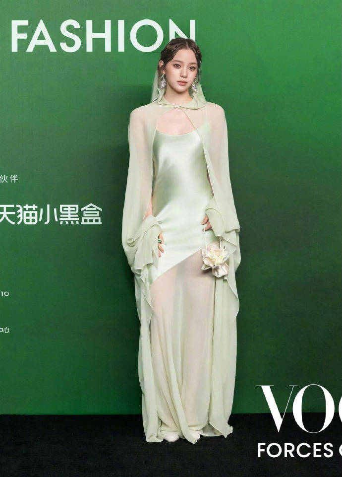 刘亦菲头顶满天星、周冬雨大胆透视装、杨幂顶级高定...VOGUE红毯谁赢了<strong></p>
<p>eth行情</strong>？