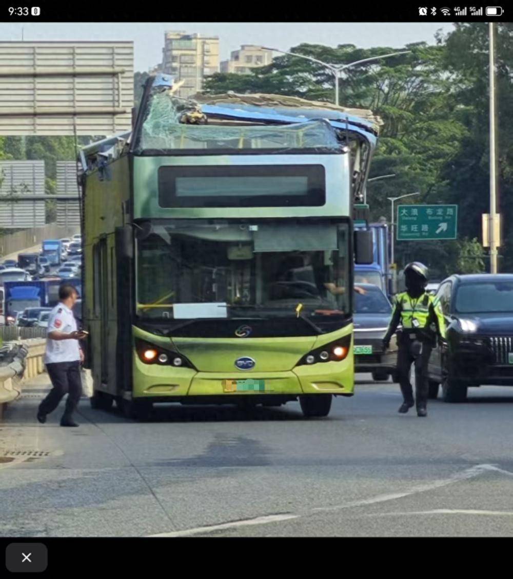 深圳一辆双层巴士高架桥下遭“剃头”<strong></p>
<p>eth矿池</strong>，玻璃碎片散落一地，多方回应