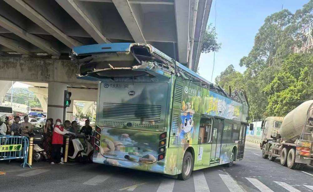 深圳一辆双层巴士高架桥下遭“剃头”<strong></p>
<p>eth矿池</strong>，玻璃碎片散落一地，多方回应
