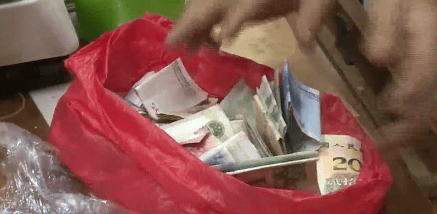 广东一男子两三年持续往批发店无故扔钱<strong></p>
<p>eth矿池</strong>，店主：每次他都不承认，还钱还把钱送回来