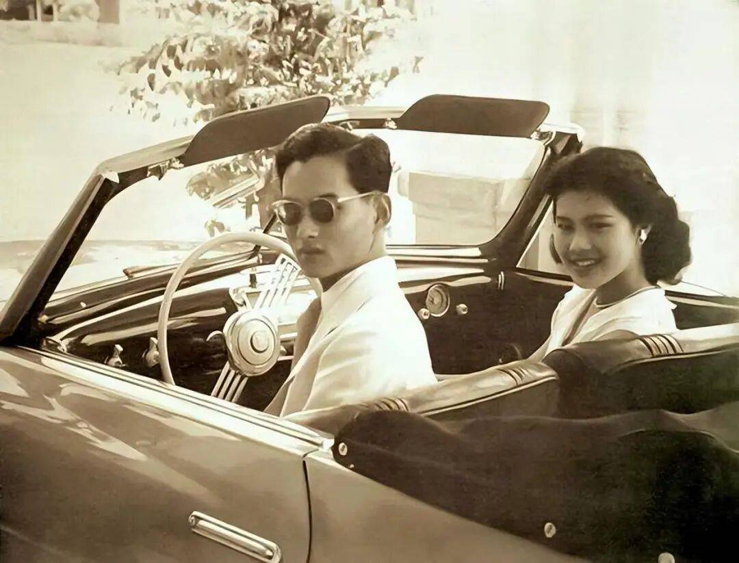 泰国王太后诗丽吉去世<strong></p>
<p>eth矿池</strong>，留下19顶奢华王冠和她的传奇一生