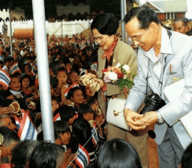 泰国王太后诗丽吉去世<strong></p>
<p>eth矿池</strong>，留下19顶奢华王冠和她的传奇一生