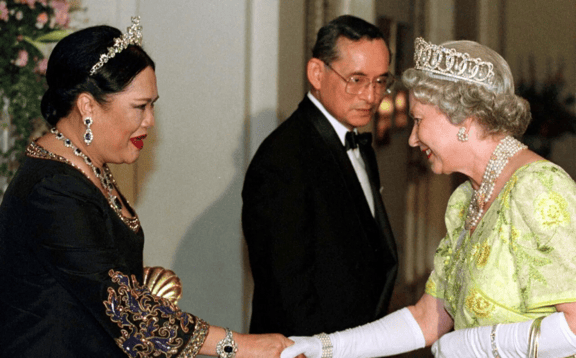 泰国王太后诗丽吉去世<strong></p>
<p>eth矿池</strong>，留下19顶奢华王冠和她的传奇一生