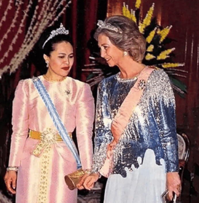 泰国王太后诗丽吉去世<strong></p>
<p>eth矿池</strong>，留下19顶奢华王冠和她的传奇一生