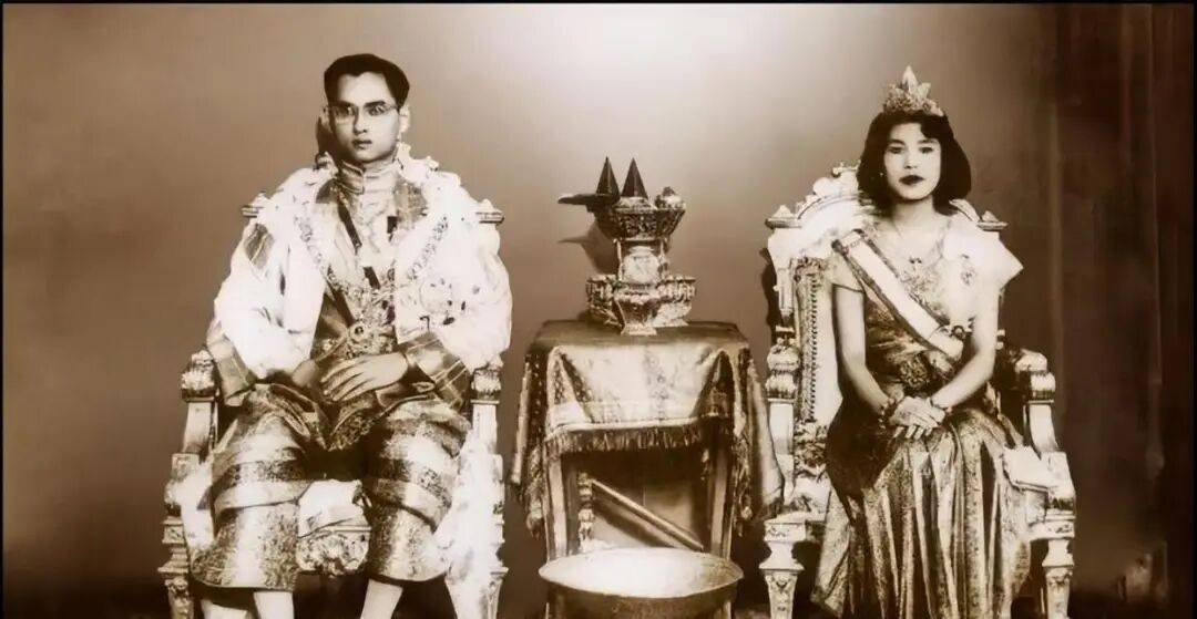 泰国王太后诗丽吉去世<strong></p>
<p>eth矿池</strong>，留下19顶奢华王冠和她的传奇一生