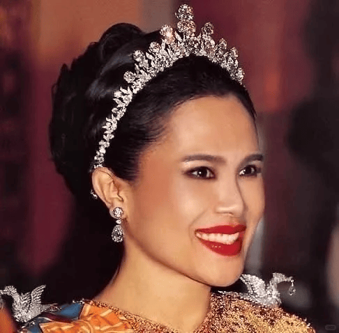 泰国王太后诗丽吉去世<strong></p>
<p>eth矿池</strong>，留下19顶奢华王冠和她的传奇一生