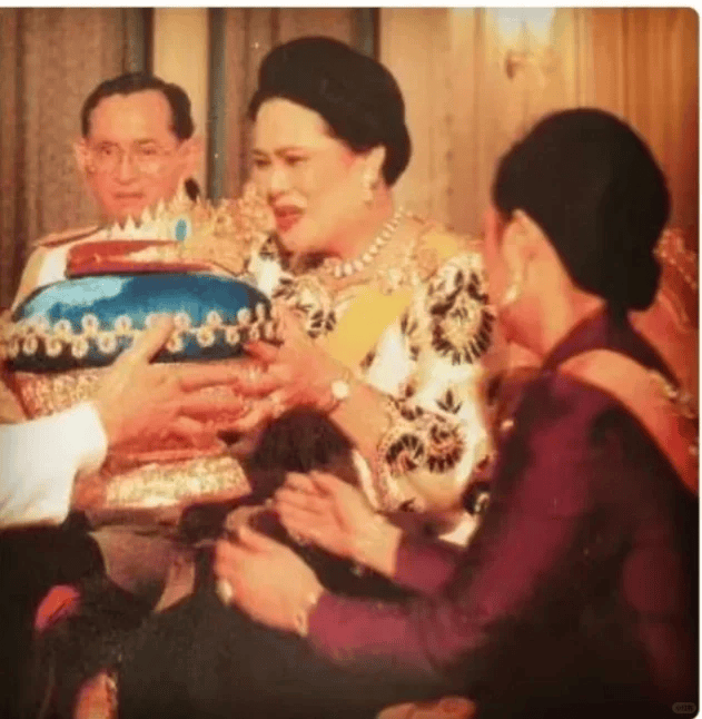 泰国王太后诗丽吉去世<strong></p>
<p>eth矿池</strong>，留下19顶奢华王冠和她的传奇一生