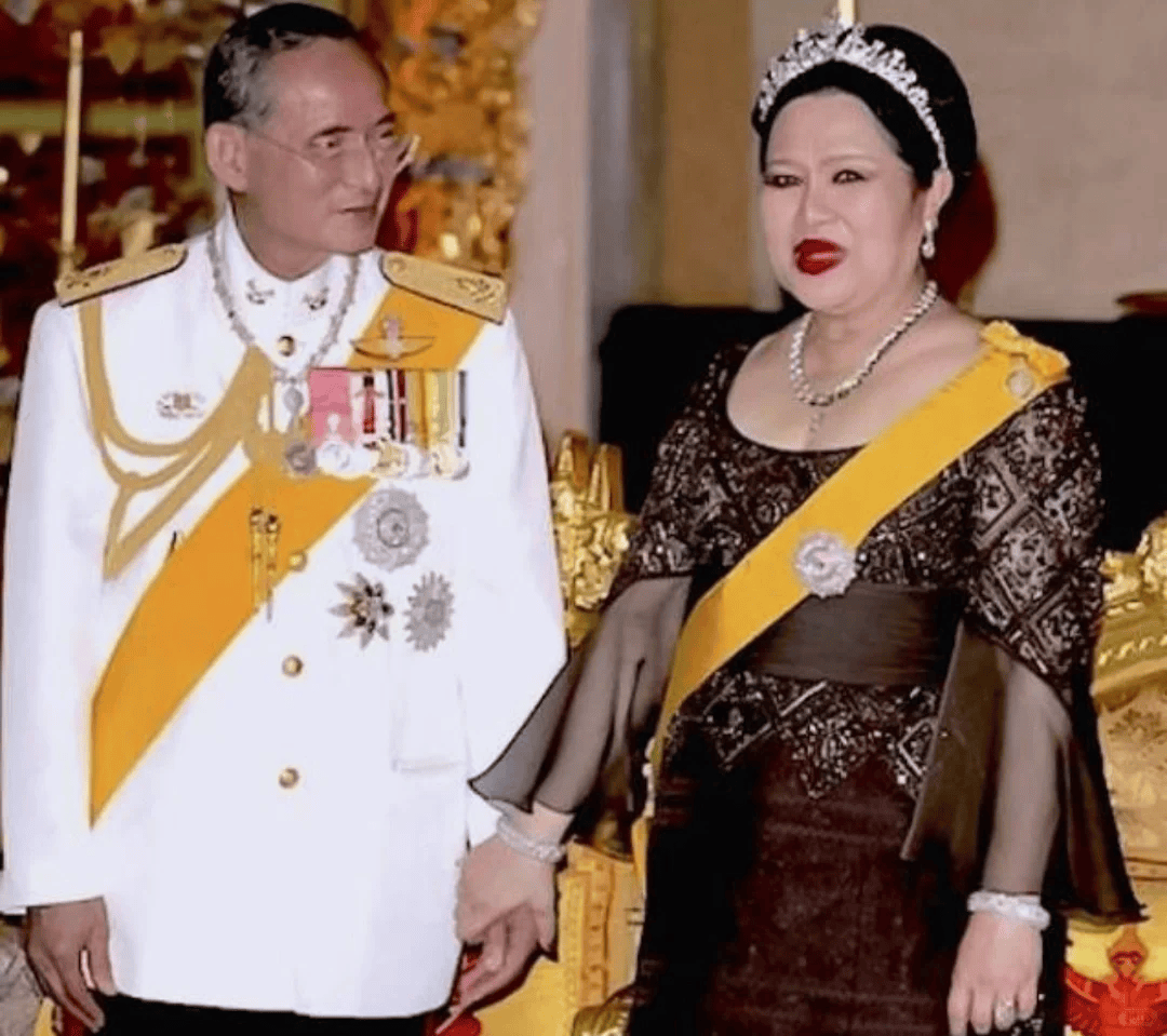 泰国王太后诗丽吉去世<strong></p>
<p>eth矿池</strong>，留下19顶奢华王冠和她的传奇一生