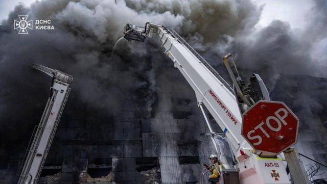 俄军一周2600多次袭击，红军城万名乌军被围，泽连斯基绝望反击