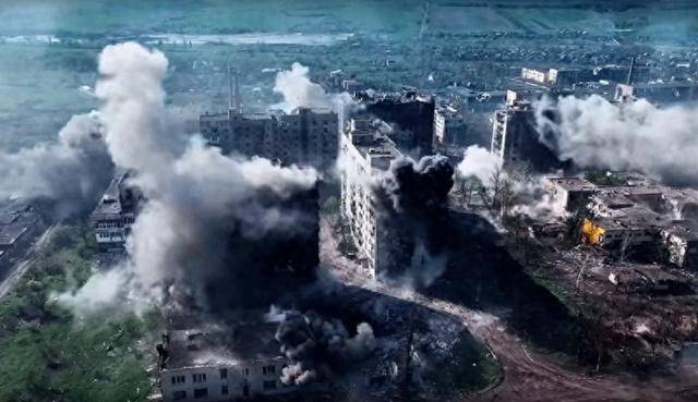 俄军一周2600多次袭击<strong></p>
<p>eth价格</strong>，红军城万名乌军被围，泽连斯基绝望反击