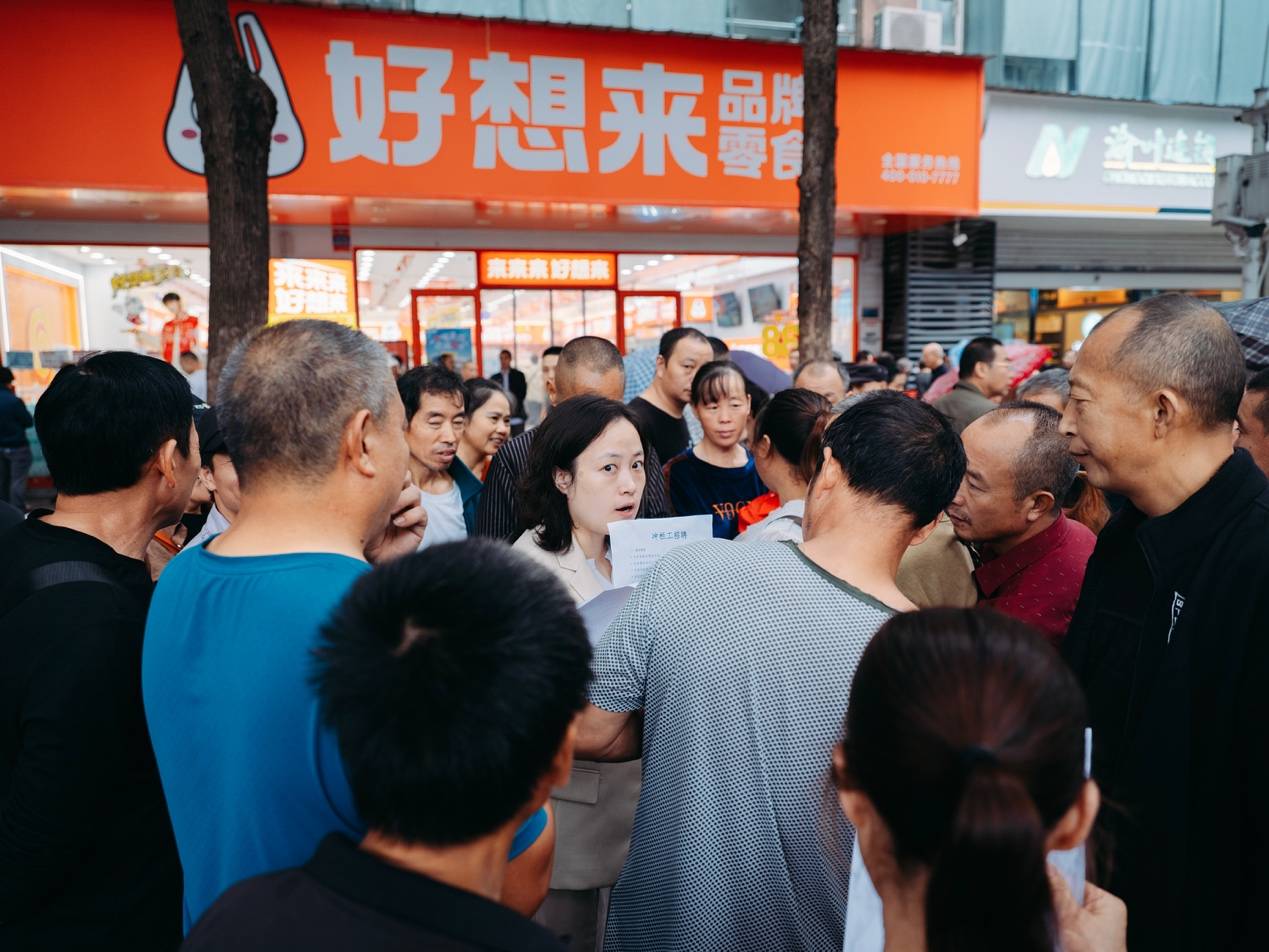 <strong></p>
<p>eth价格</strong>他们挤在8元一晚的旅店 几百人抢一个活