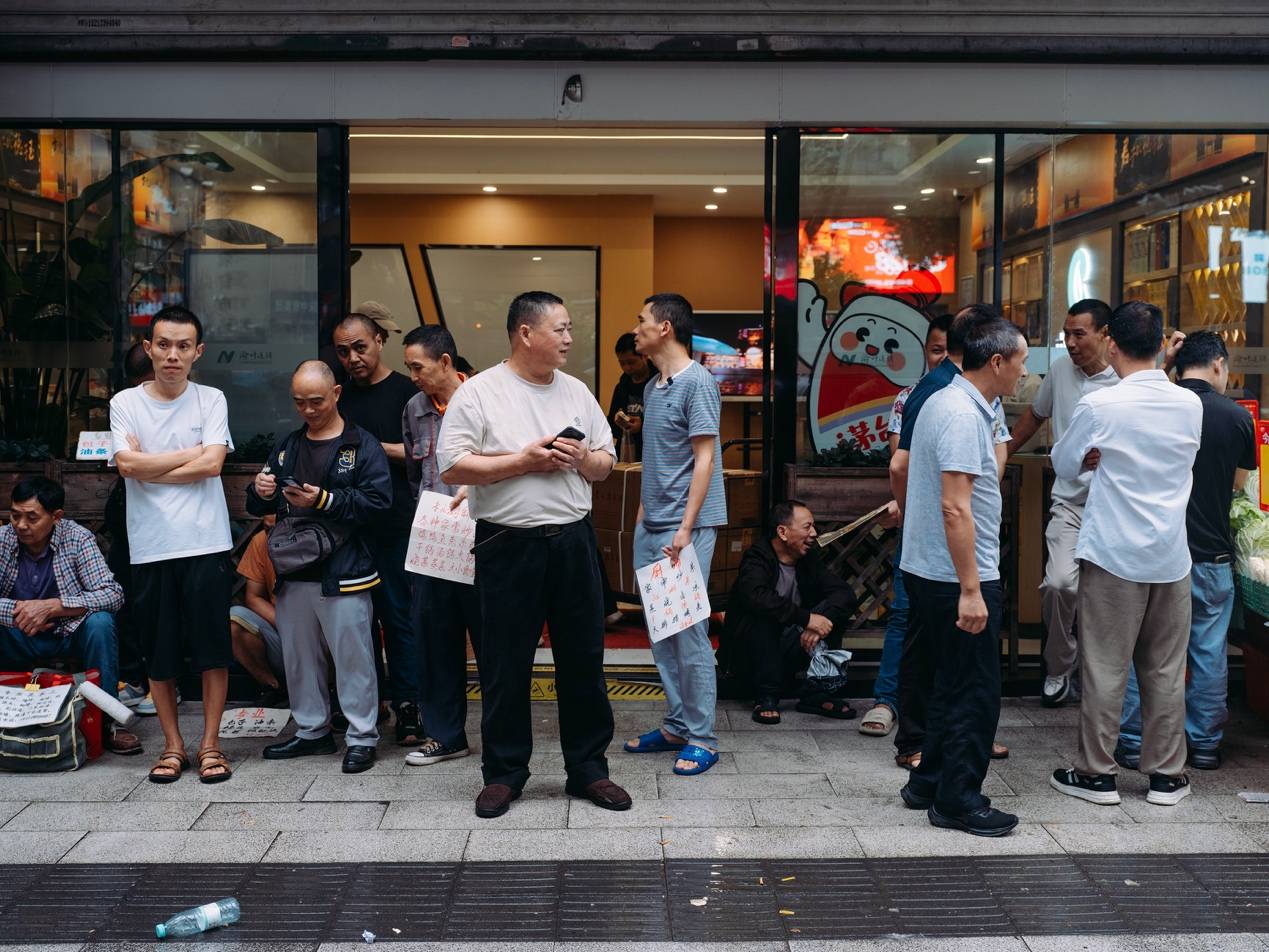 <strong></p>
<p>eth价格</strong>他们挤在8元一晚的旅店 几百人抢一个活