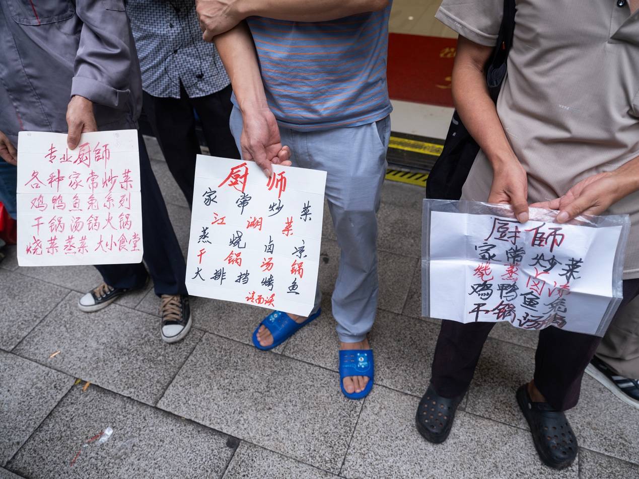 <strong></p>
<p>eth价格</strong>他们挤在8元一晚的旅店 几百人抢一个活