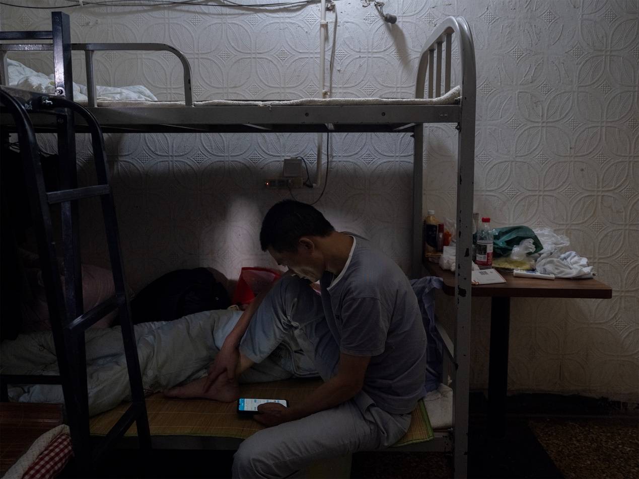 <strong></p>
<p>eth价格</strong>他们挤在8元一晚的旅店 几百人抢一个活