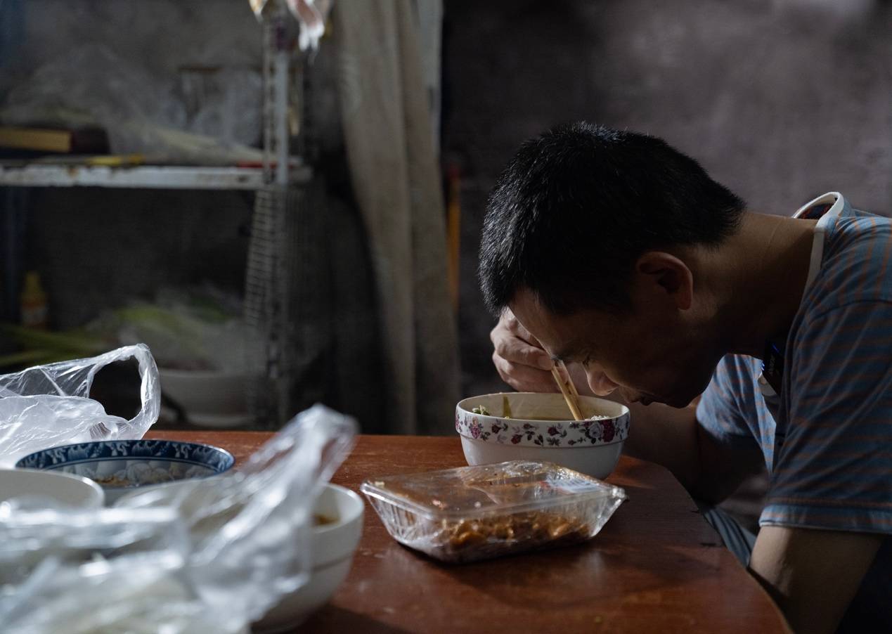 <strong></p>
<p>eth价格</strong>他们挤在8元一晚的旅店 几百人抢一个活