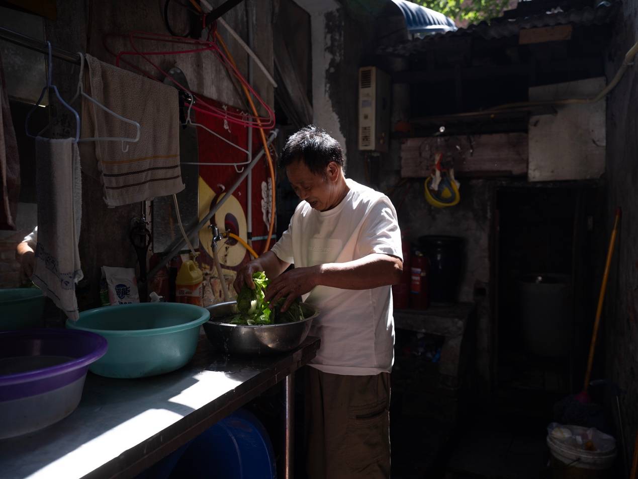 <strong></p>
<p>eth价格</strong>他们挤在8元一晚的旅店 几百人抢一个活