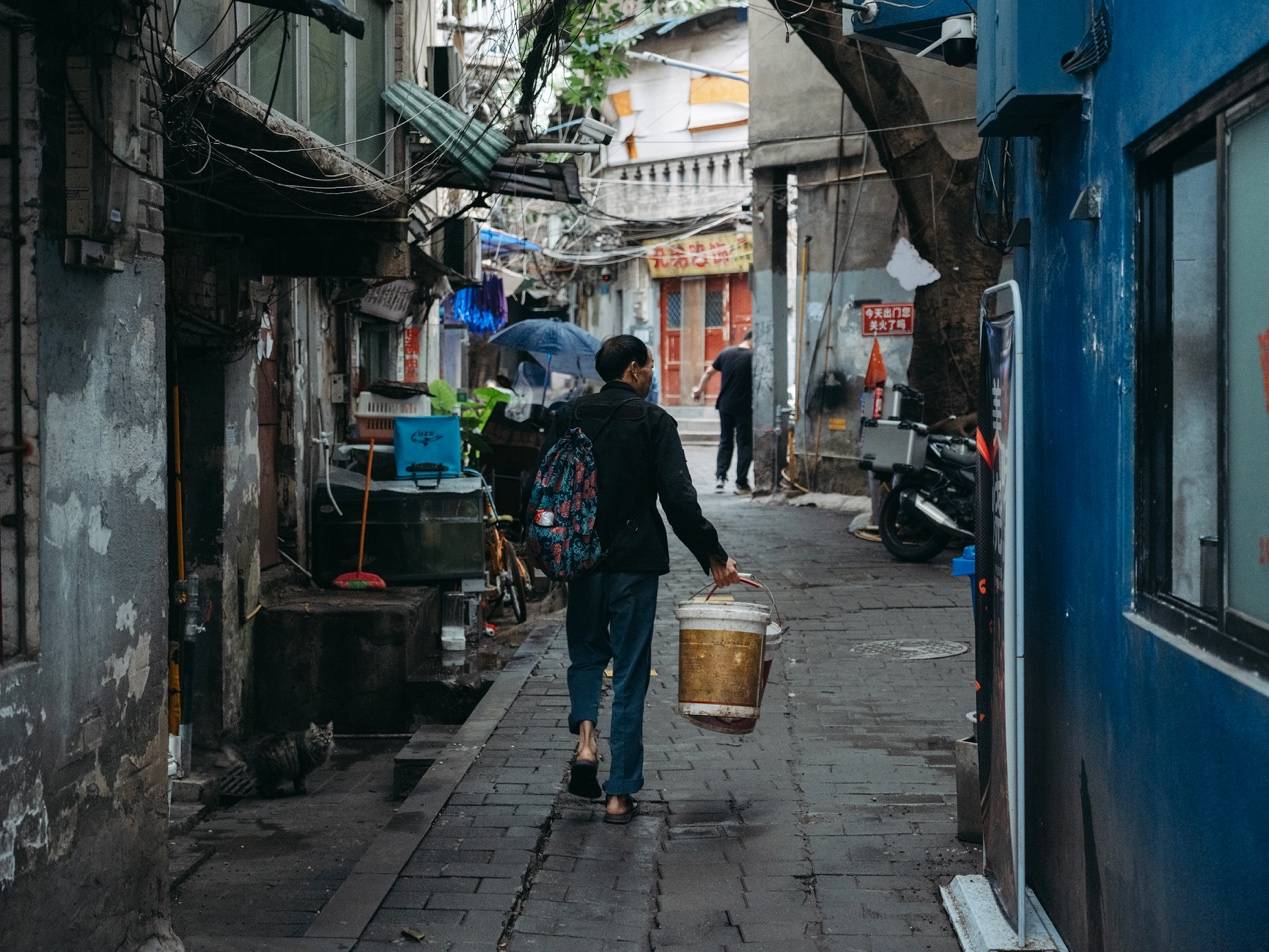 <strong></p>
<p>eth价格</strong>他们挤在8元一晚的旅店 几百人抢一个活