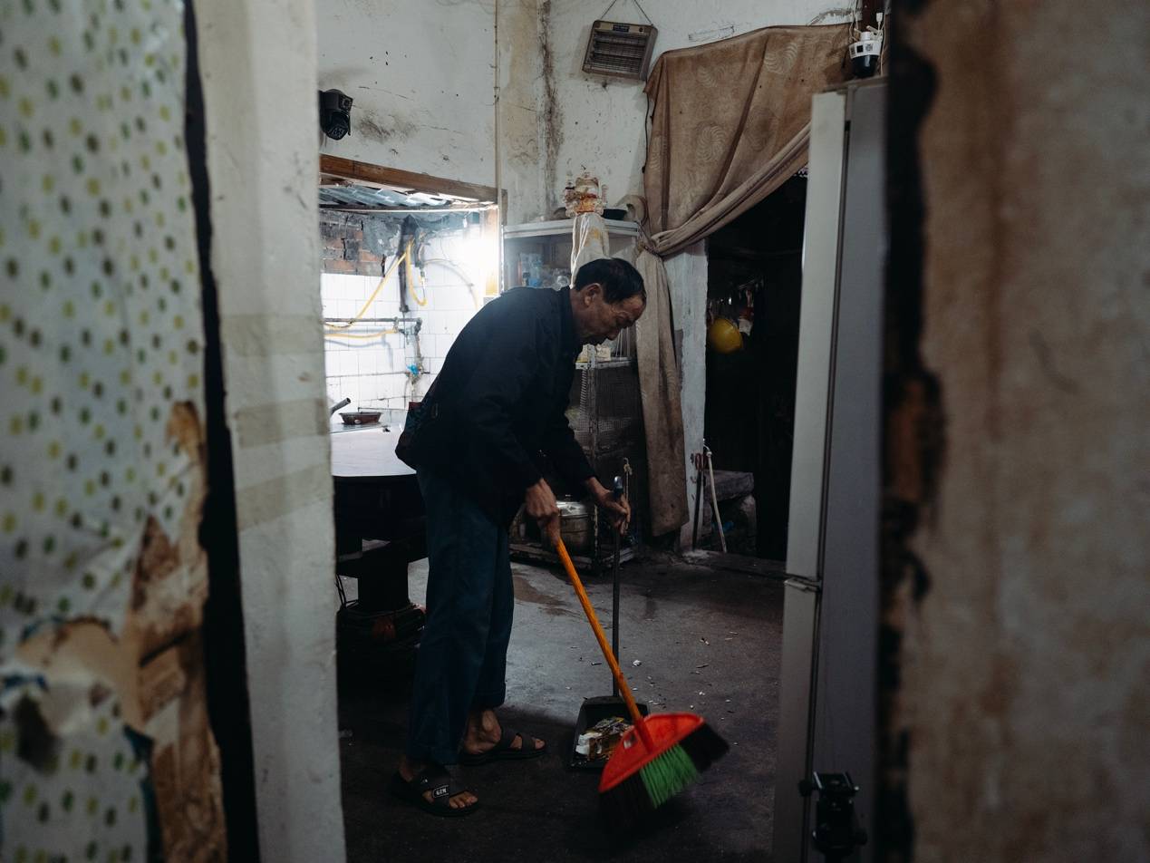 <strong></p>
<p>eth价格</strong>他们挤在8元一晚的旅店 几百人抢一个活