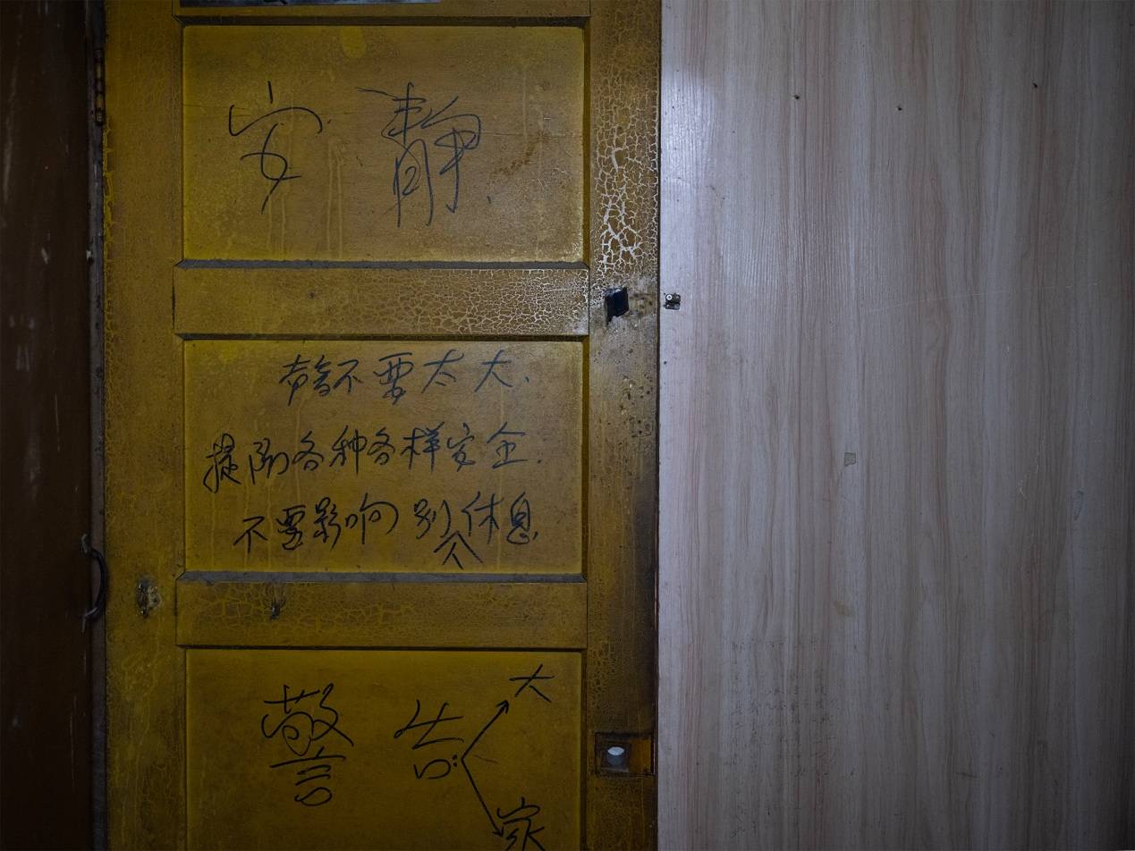 <strong></p>
<p>eth价格</strong>他们挤在8元一晚的旅店 几百人抢一个活