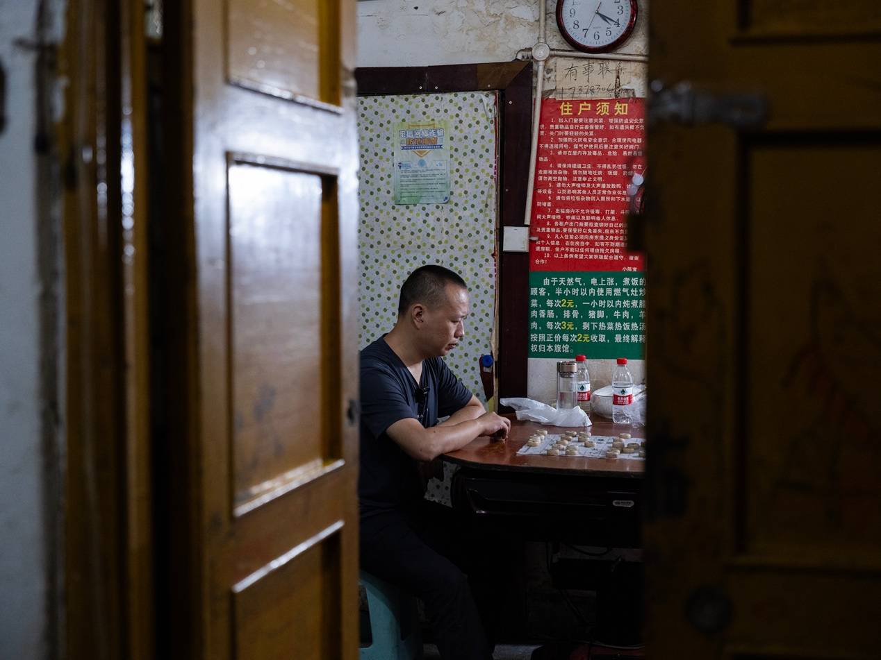 <strong></p>
<p>eth价格</strong>他们挤在8元一晚的旅店 几百人抢一个活