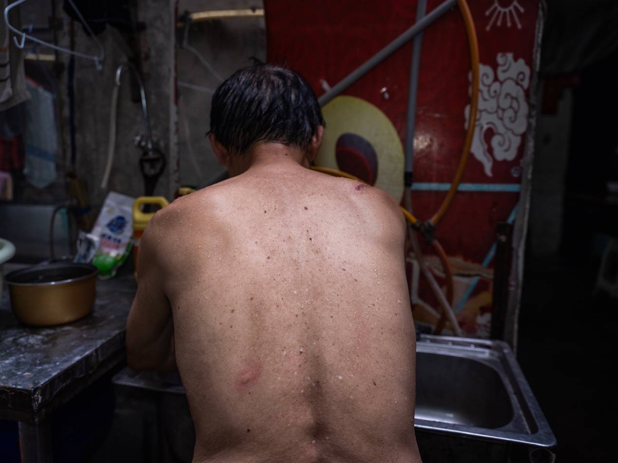 <strong></p>
<p>eth价格</strong>他们挤在8元一晚的旅店 几百人抢一个活