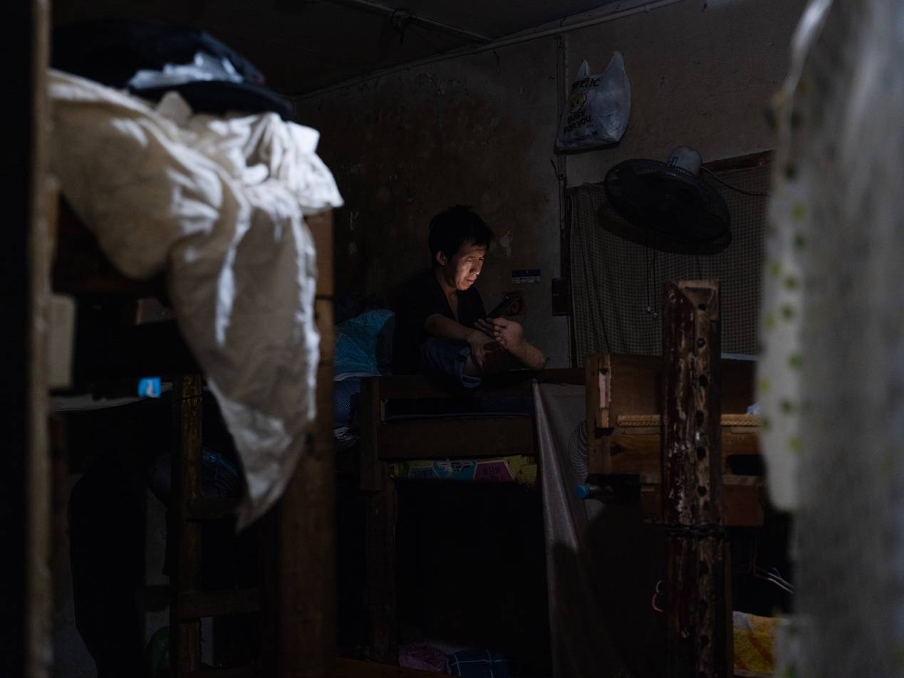 <strong></p>
<p>eth价格</strong>他们挤在8元一晚的旅店 几百人抢一个活