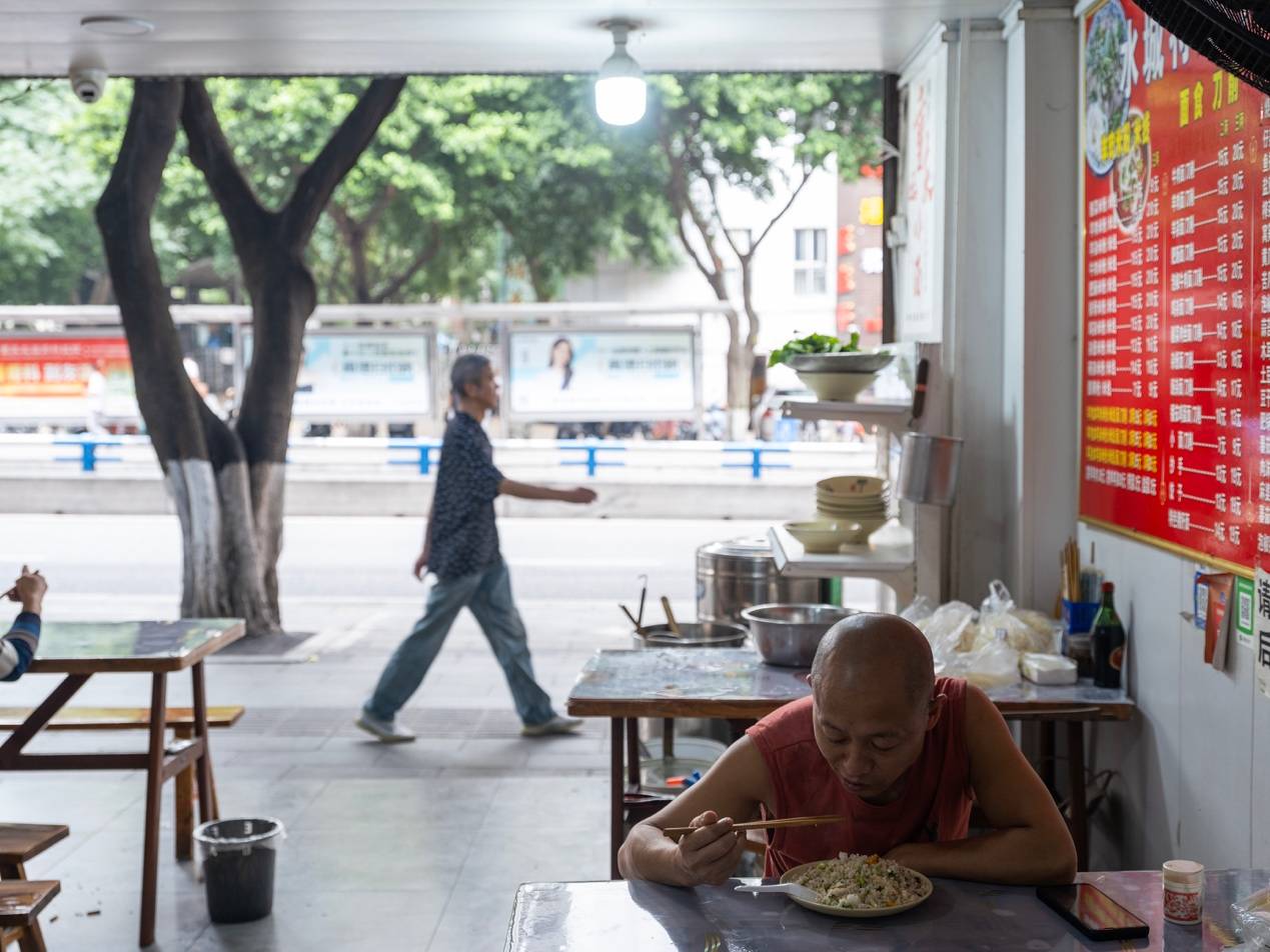 <strong></p>
<p>eth价格</strong>他们挤在8元一晚的旅店 几百人抢一个活